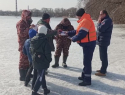 Липецкие школьники едва не провалились под лед на реке Воронеж