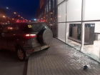 В Липецке на улице Меркулова авто протаранило витрину