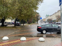 В Липецке на Советской борются с парковкой на тротуаре 
