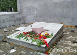 Мемориал погибшим в ВОВ на Сокольском кладбище вновь реконструируют