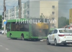 В областном центре на улице Гагарина полыхал автобус