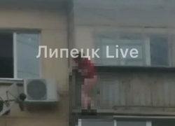 Полуголый мужчина едва не упал с балкона в областном центре 