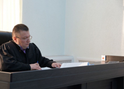 Ельчанку отправили на общественные работы за оскорбление суда 