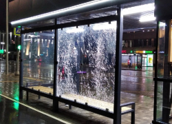 Хулиганы разбили стеклянную остановку в центре Липецка