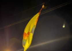 В Липецкой области воздушный шар с пассажирами повис на высоковольтной линии 