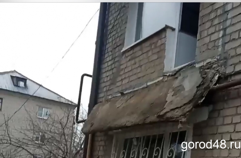 В Грязях балкон рухнул на землю вместе с жильцом