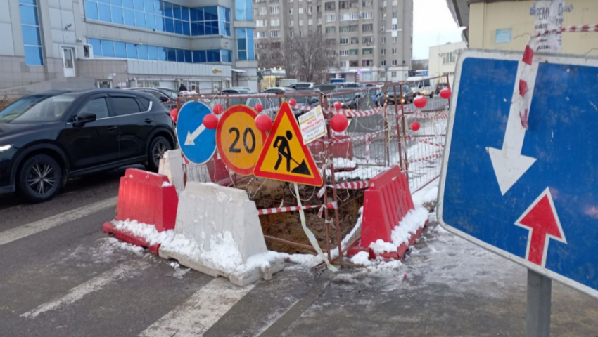 Сотрудники «Квадры» до сих пор не заделали яму в центре Липецка