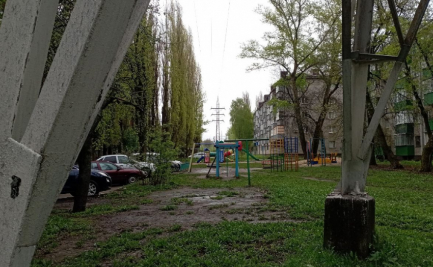 В Липецке под линией электропередач расположилась детская площадка