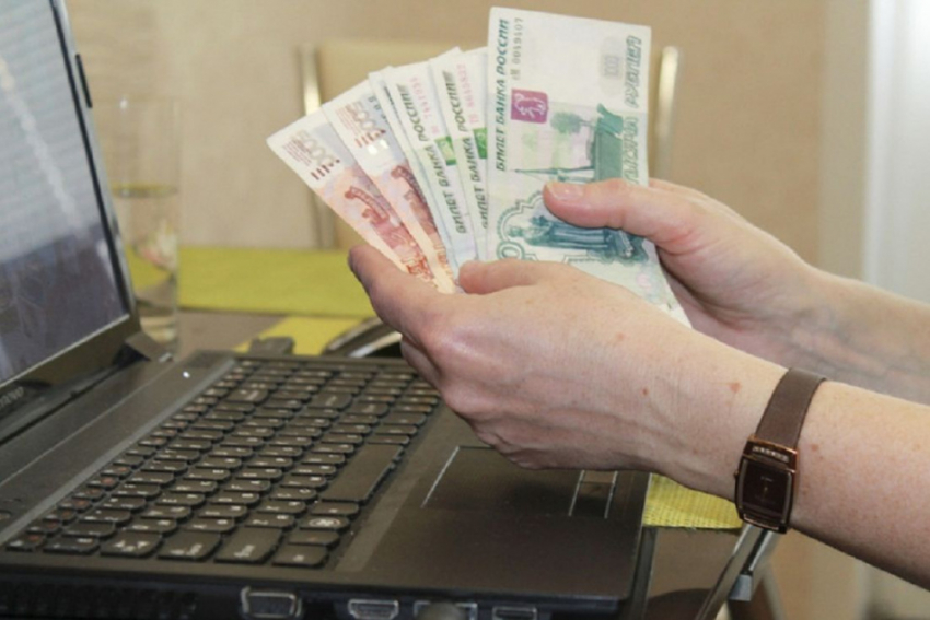 Пожилая ельчанка едва не отдала 100 тысяч рублей в руки мошенников 