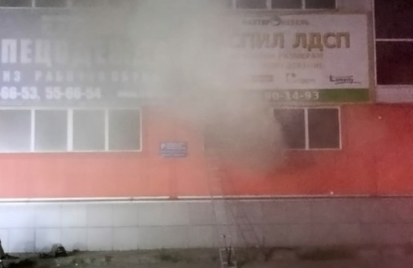 С огнем на строительном складе в Липецке боролись пять пожарных расчетов