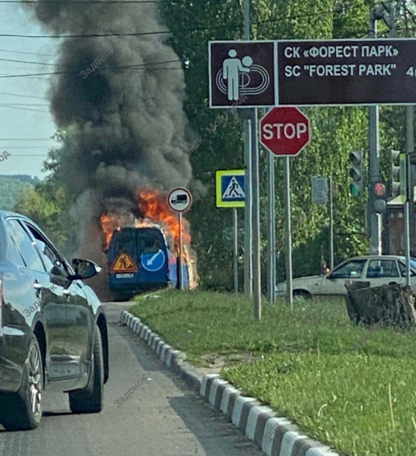 В Задонске полностью сгорела «ГАЗель» дорожной службы 