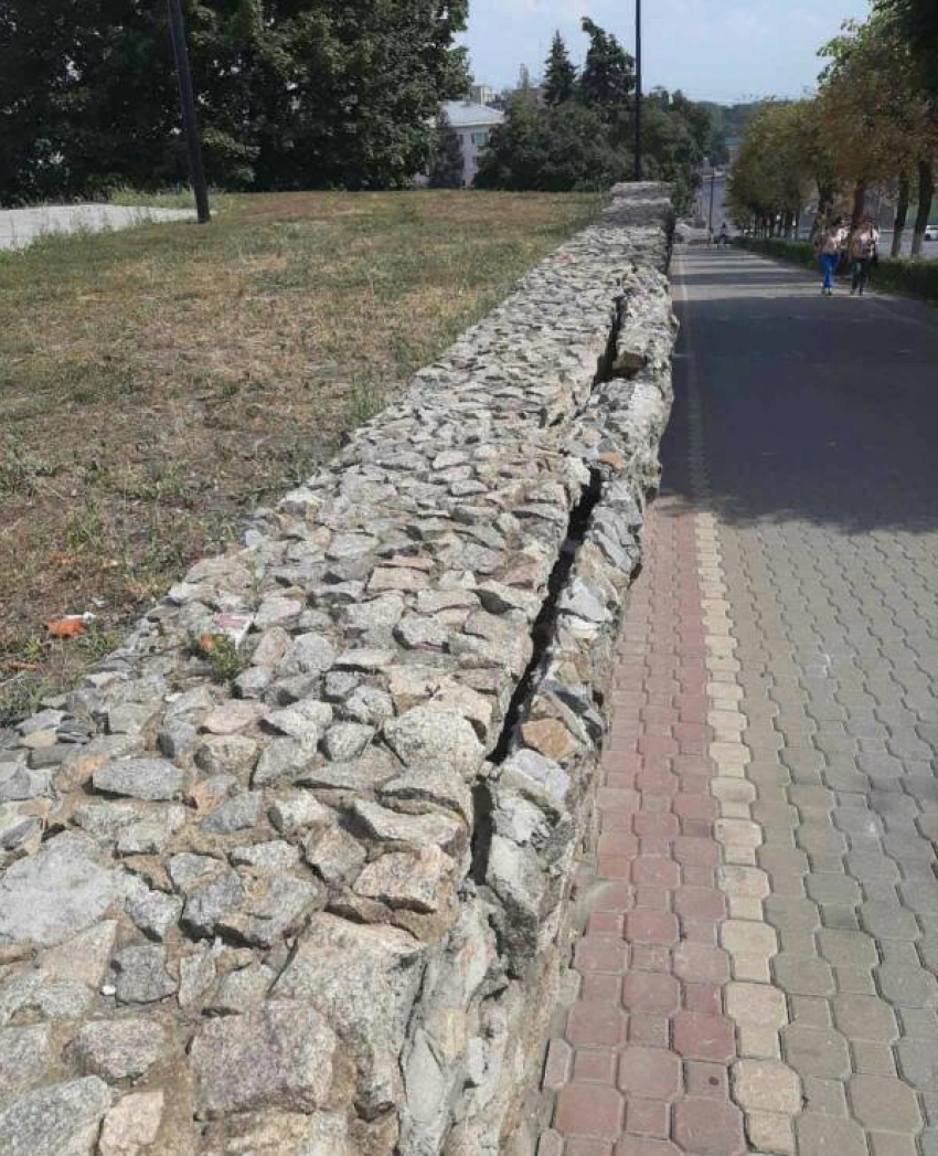 В Липецке на улице Советской растрескалась подпорная стенка