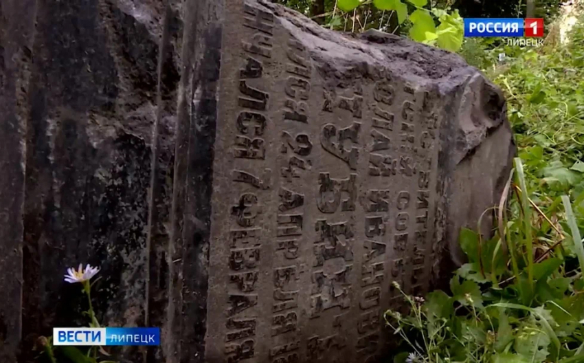 Надгробный камень статскому советнику Шубину переместили на Евдокиевское кладбище