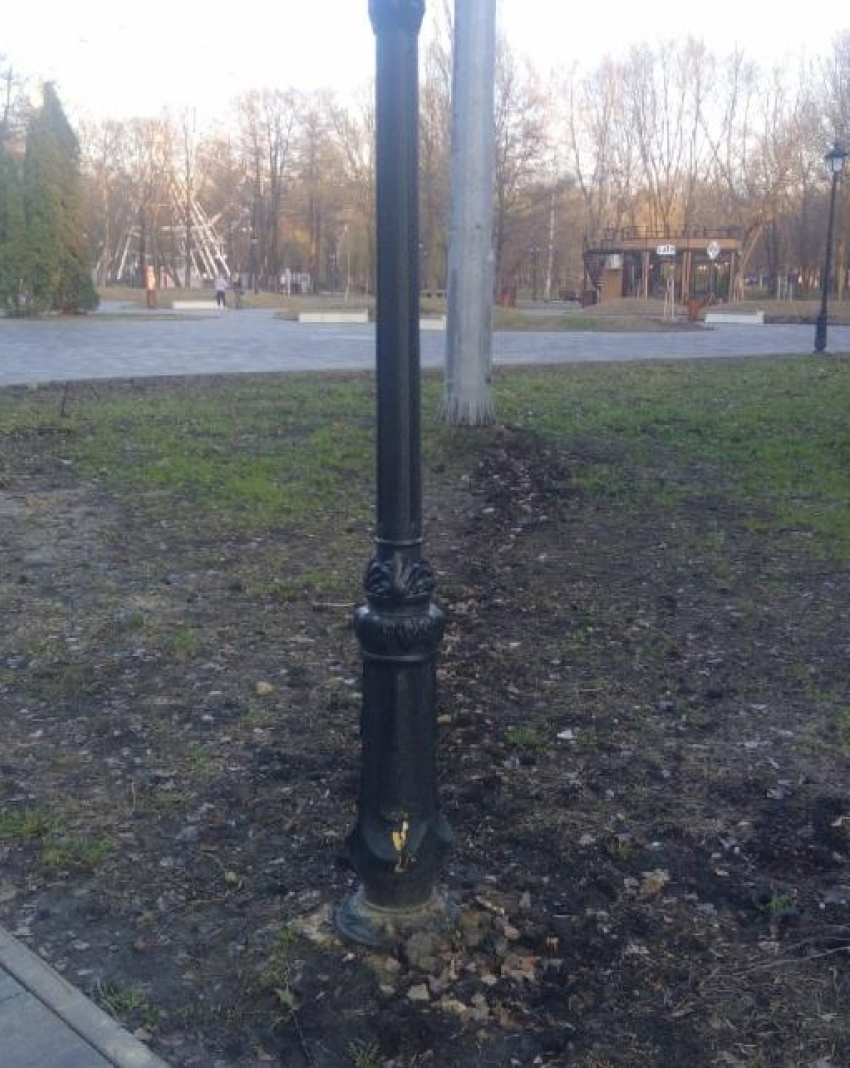 Липецкие вандалы «поработали» над фонарями в парке