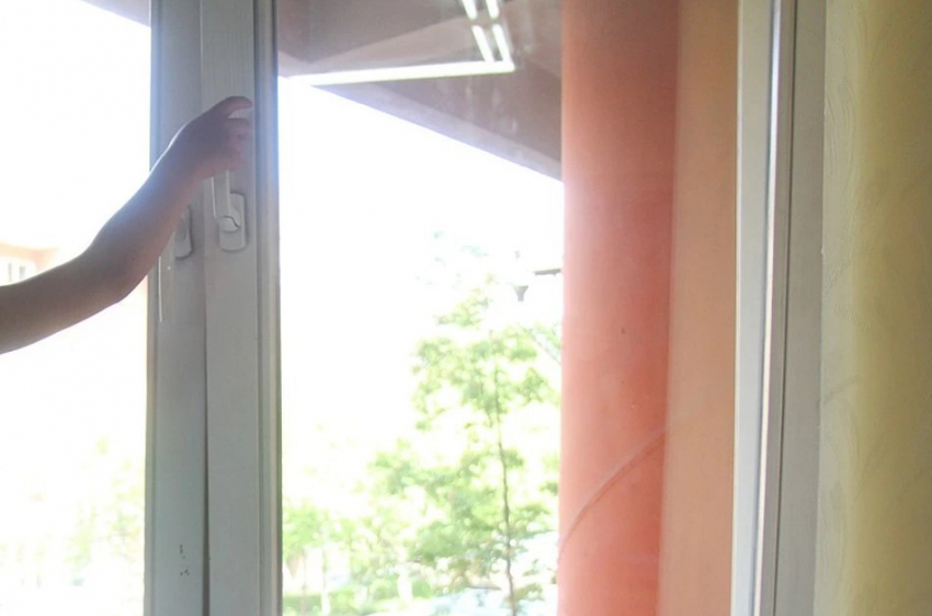 В Липецке пятилетняя девочка выпала из окна